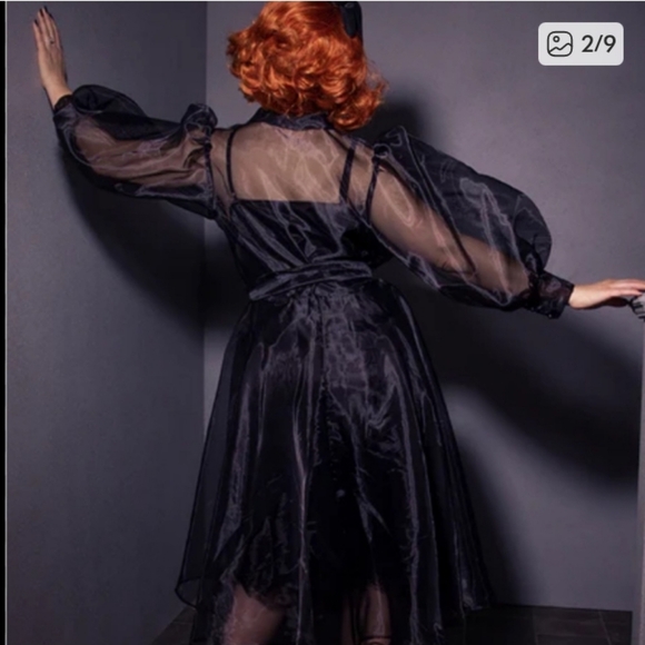 NWT La Femme En Noir Delia Sleeping Robe Beetlejuice - Picture 2 of 9